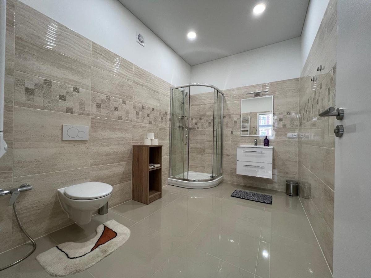 Madonna Apartments การ์โลวีวารี ภายนอก รูปภาพ