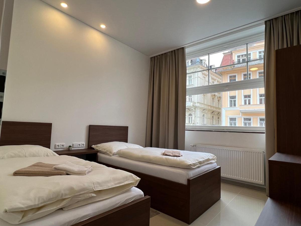 Madonna Apartments การ์โลวีวารี ภายนอก รูปภาพ