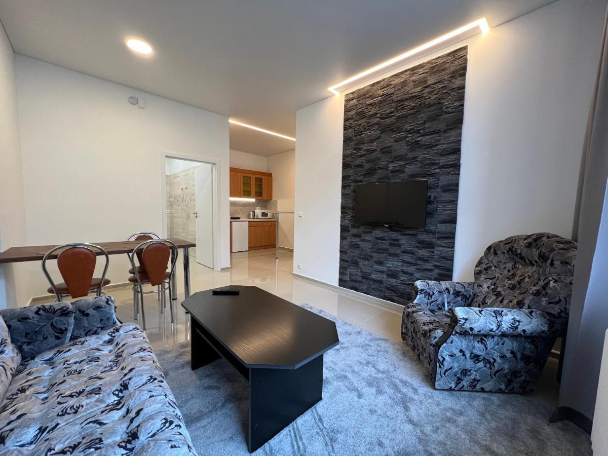Madonna Apartments การ์โลวีวารี ภายนอก รูปภาพ