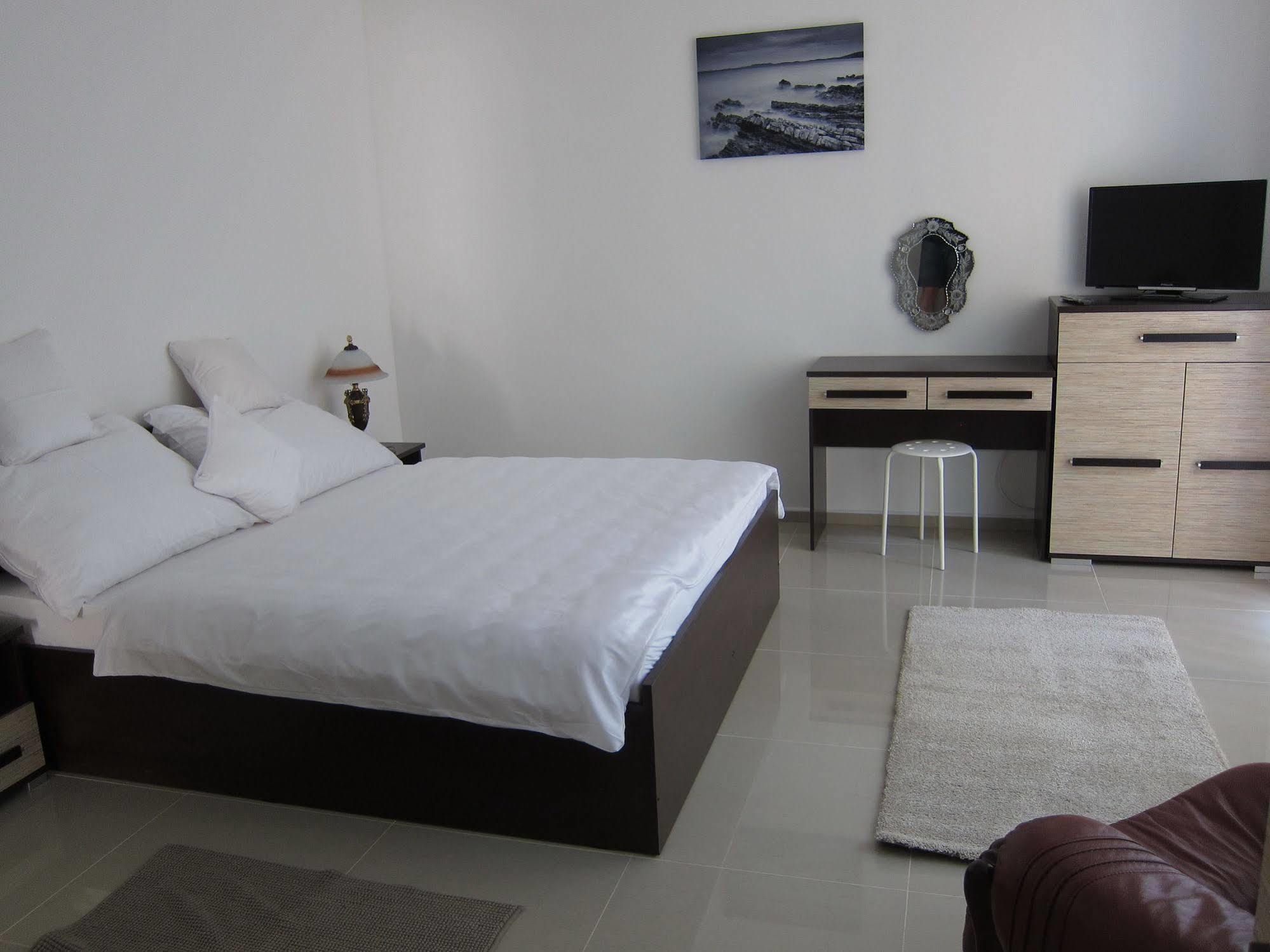 Madonna Apartments การ์โลวีวารี ภายนอก รูปภาพ