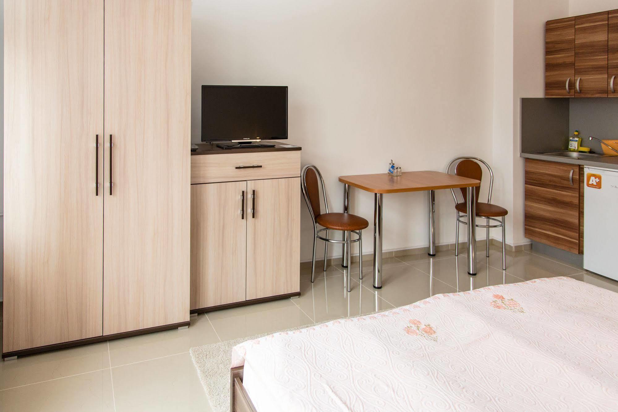Madonna Apartments การ์โลวีวารี ภายนอก รูปภาพ