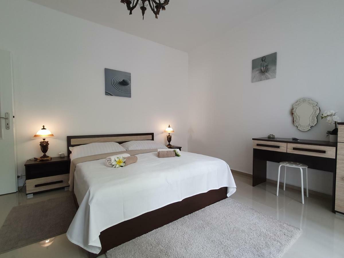 Madonna Apartments การ์โลวีวารี ภายนอก รูปภาพ