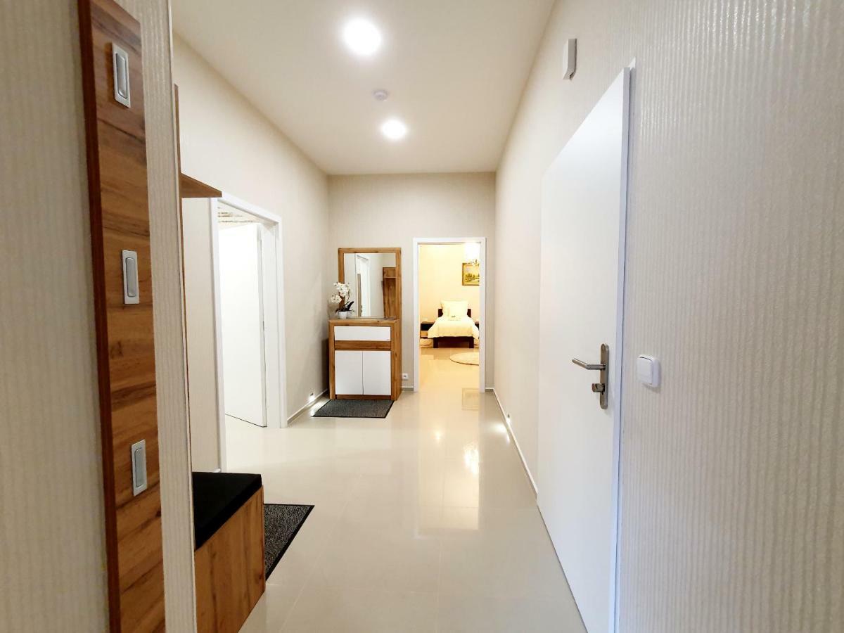 Madonna Apartments การ์โลวีวารี ภายนอก รูปภาพ