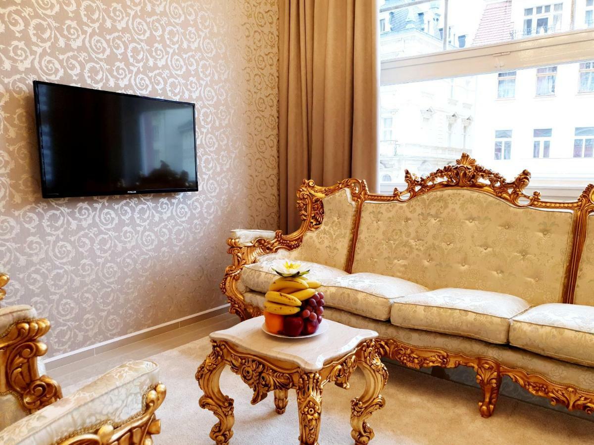 Madonna Apartments การ์โลวีวารี ภายนอก รูปภาพ