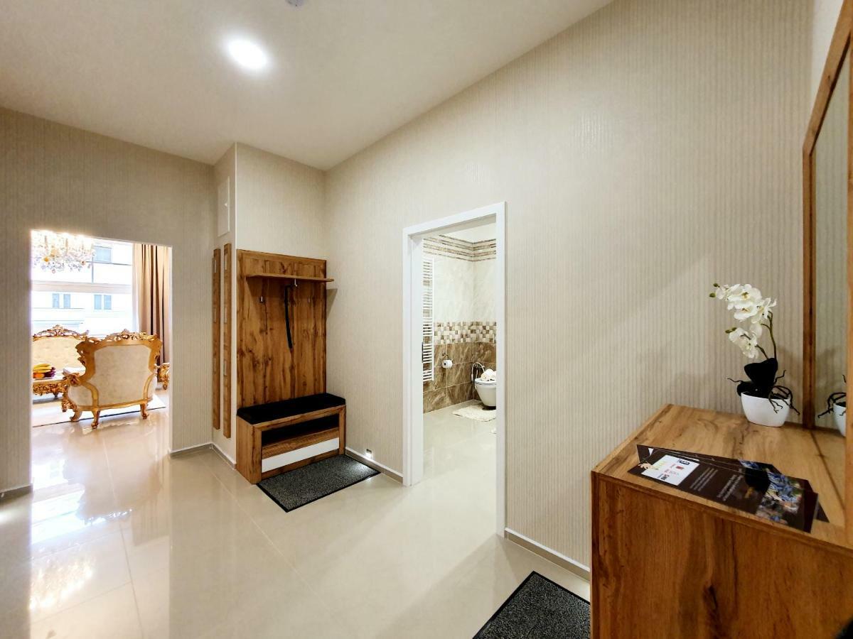 Madonna Apartments การ์โลวีวารี ภายนอก รูปภาพ