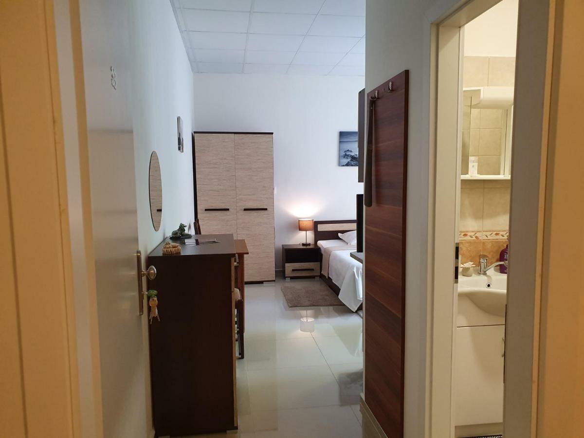 Madonna Apartments การ์โลวีวารี ภายนอก รูปภาพ