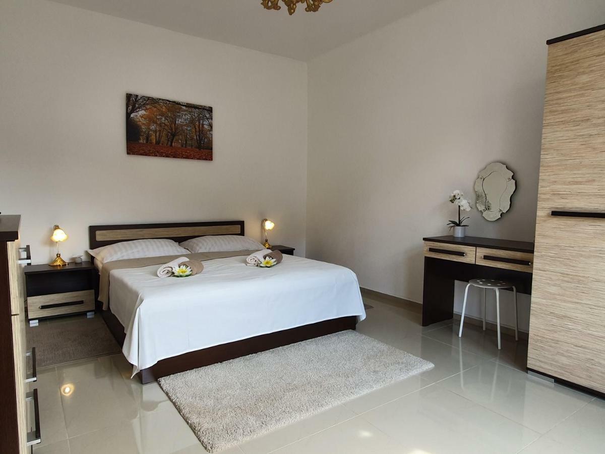 Madonna Apartments การ์โลวีวารี ภายนอก รูปภาพ