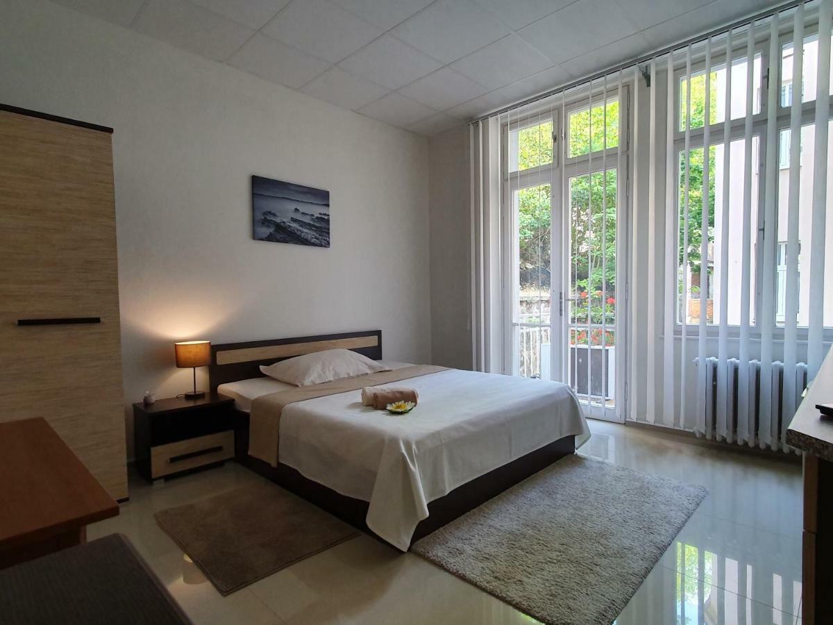Madonna Apartments การ์โลวีวารี ภายนอก รูปภาพ